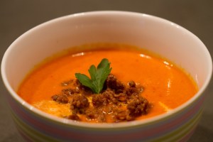 Paprikacremesuppe mit Hackfleischflöckchen